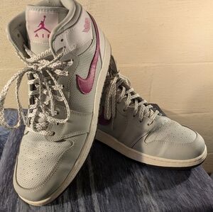 Nike Women's/Girls Air Jordan Retro 1 Sneakers in Gray, Fuchsia, White